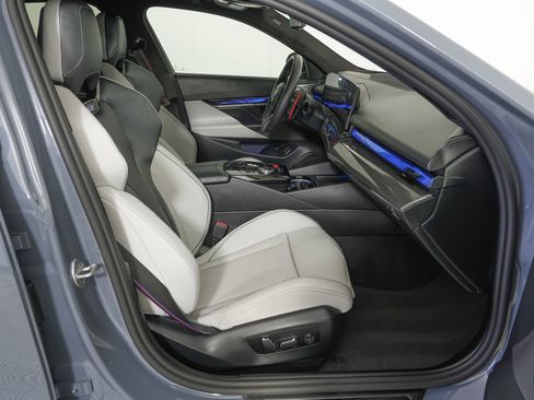 Used 2025 BMW M5 w/ Carbon Package image 9