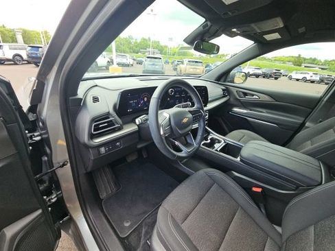 Used 2025 Chevrolet Traverse LT FWD image 13