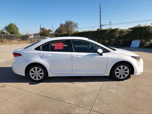 Used 2025 Toyota Corolla LE image 4