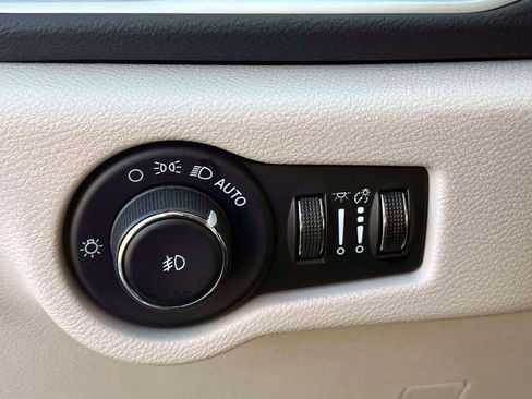 Used 2023 Chrysler Pacifica Touring-L image 20