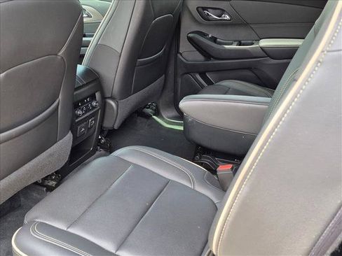 Used 2022 Chevrolet Traverse Premier FWD image 19