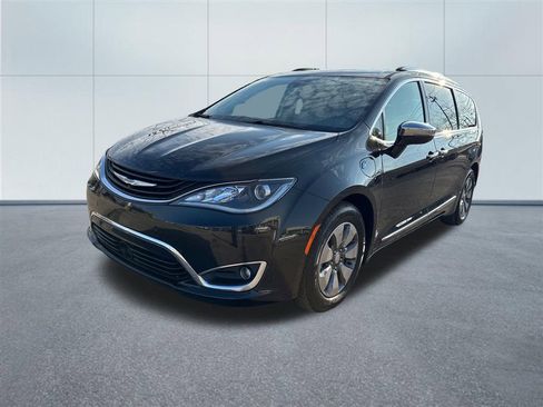 Used 2017 Chrysler Pacifica Platinum image 2