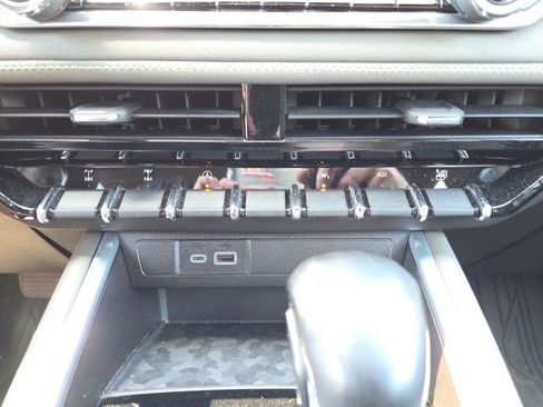 Used 2024 Chevrolet Colorado ZR2 w/ Technology Package AWD/4WD image 22
