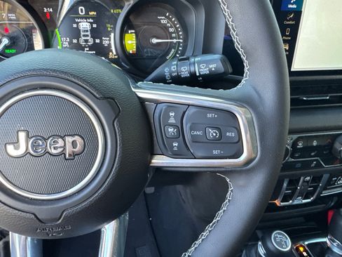 Used 2025 Jeep Wrangler Sahara image 24