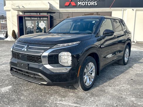 New 2026 Mitsubishi Outlander ES image 3