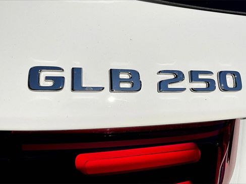 Used 2025 Mercedes-Benz GLB 250 4MATIC image 33