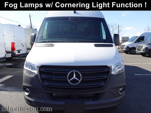 Used 2024 Mercedes-Benz Sprinter 2500 image 3