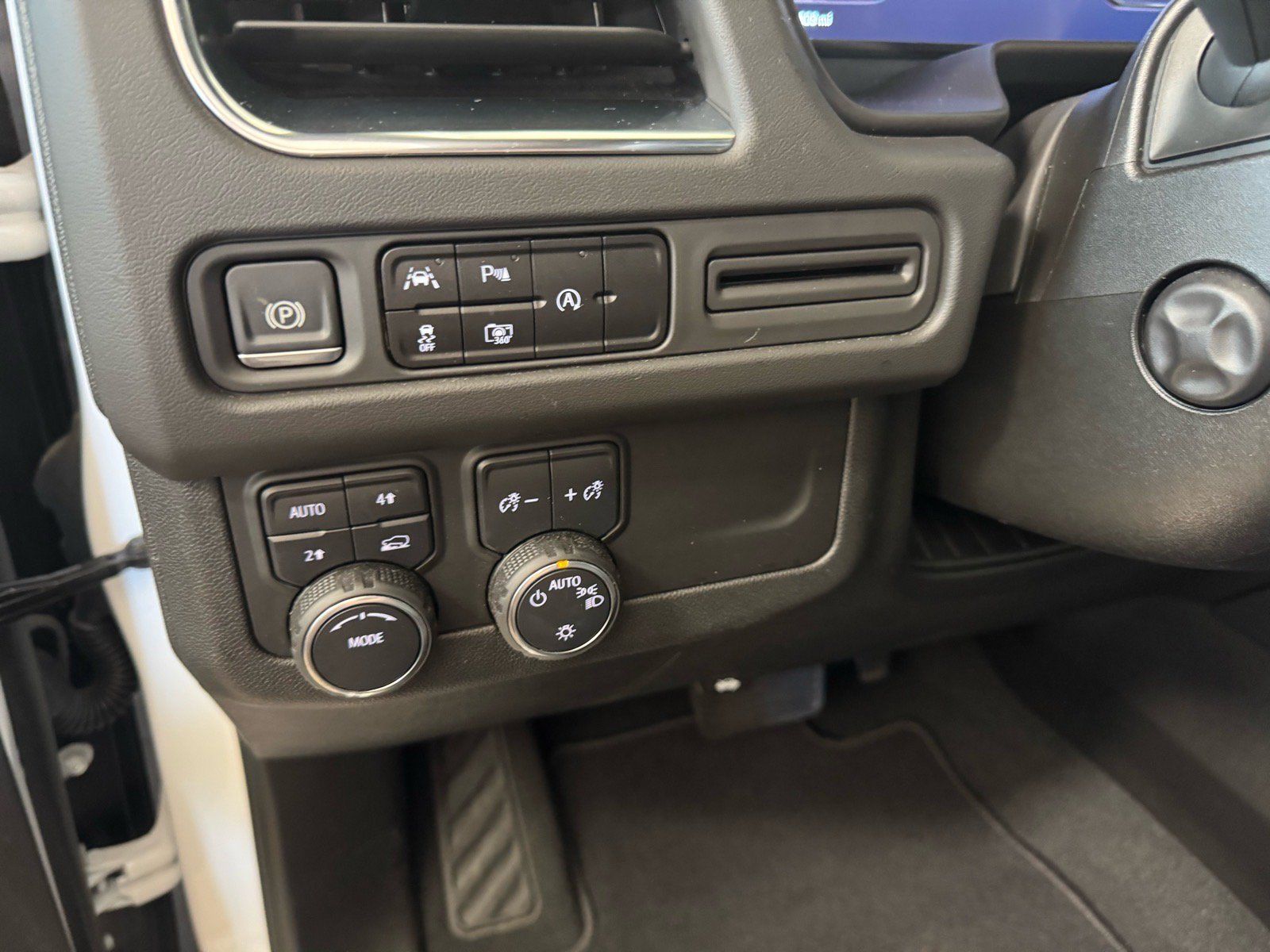 Used 2024 Chevrolet Tahoe RST w/ Luxury Package AWD/4WD image 19