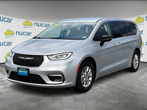 Used 2024 Chrysler Pacifica Touring-L image 3