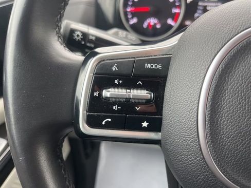 Used 2024 Kia Carnival EX image 28