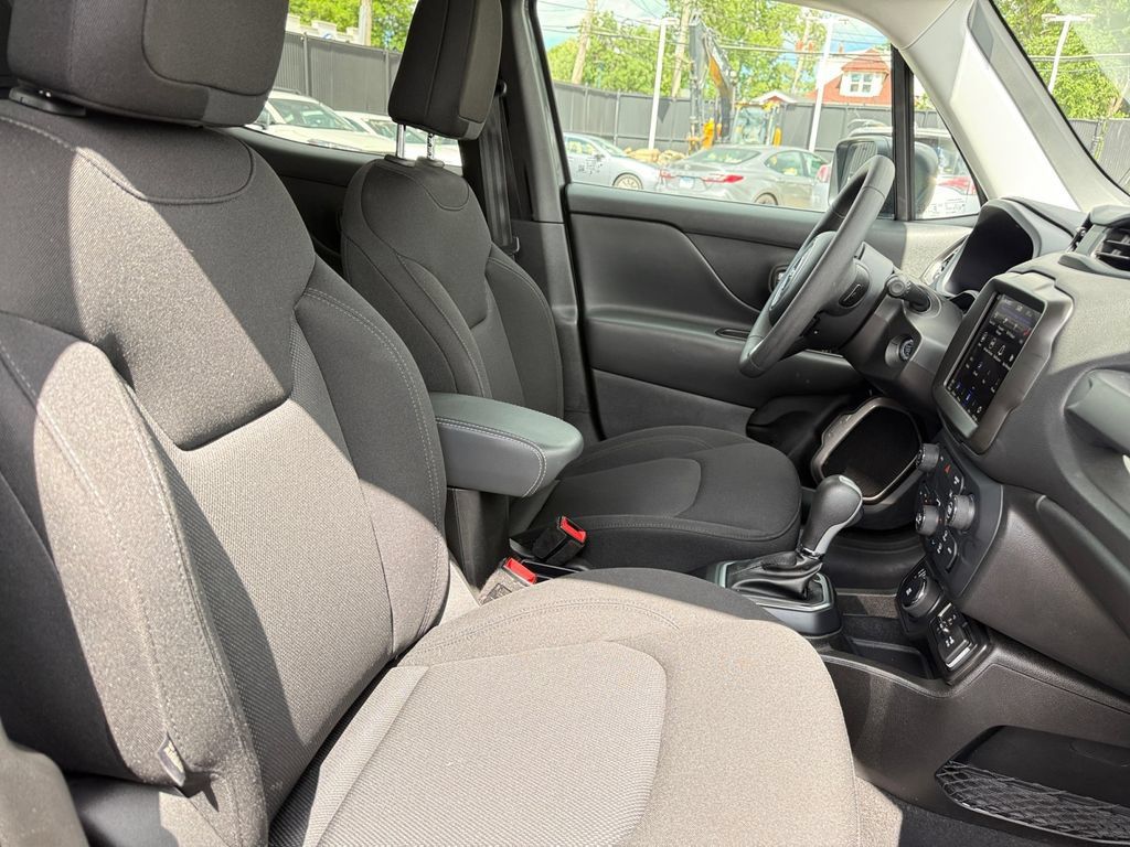 Used 2023 Jeep Renegade Latitude AWD/4WD image 18