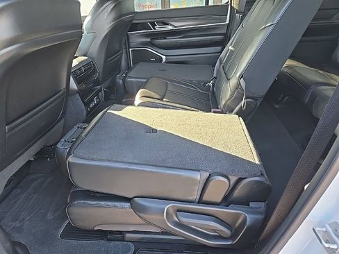 Used 2024 Jeep Wagoneer Series II w/ Flexible Seating Group AWD/4WD image 96