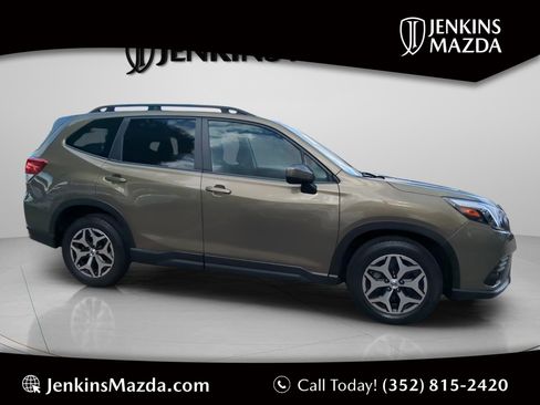 Used 2023 Subaru Forester Premium image 1