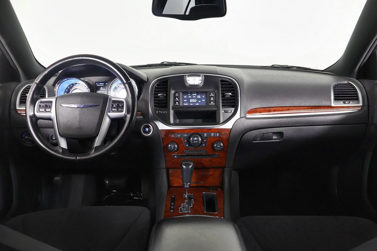 Used 2012 Chrysler 300 RWD image 22