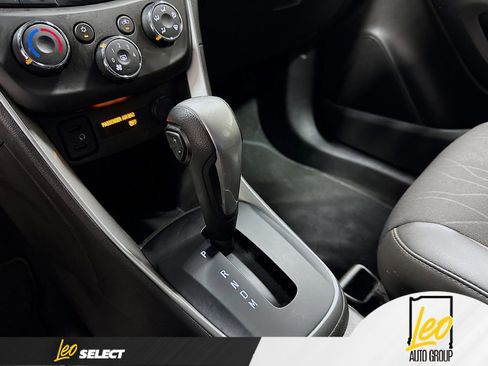 Used 2022 Chevrolet Trax LT w/ LT Convenience Package image 16