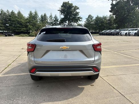 Used 2025 Chevrolet Trax LT FWD image 22