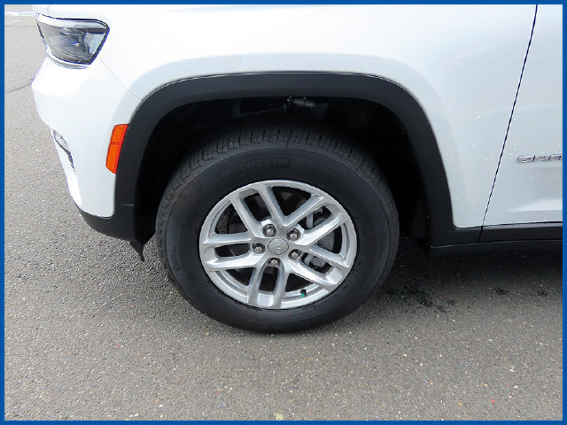 Used 2025 Jeep Grand Cherokee Laredo X w/ Trailer Tow Package AWD/4WD image 4