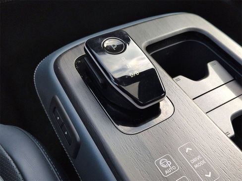 Used 2024 Nissan Ariya AWD image 11