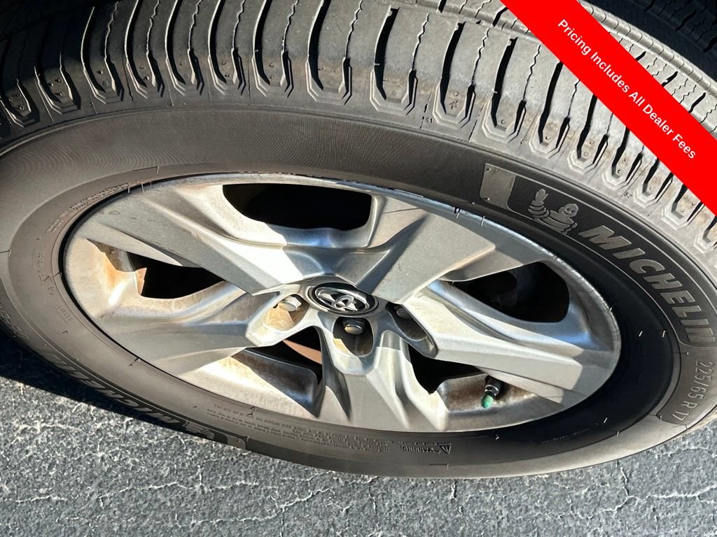 Used 2019 Toyota RAV4 XLE AWD/4WD image 2