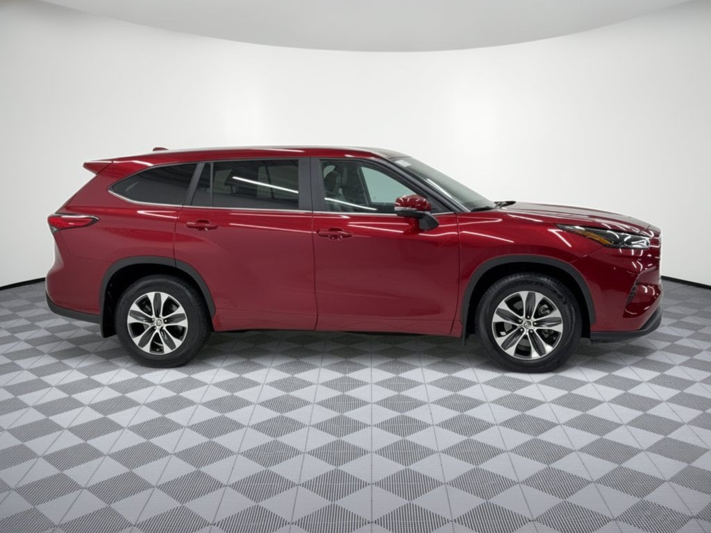Used 2023 Toyota Highlander XLE AWD/4WD image 8