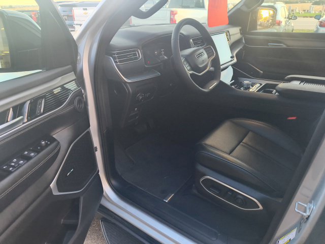 Used 2026 Jeep Grand Wagoneer L 4WD w/ Premium Group I image 16