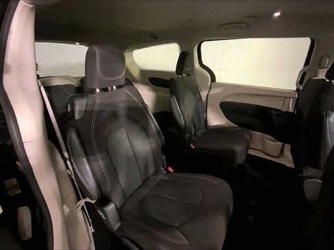 Used 2023 Chrysler Voyager LX image 23