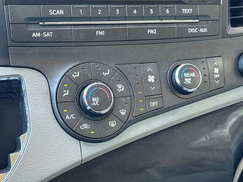 Used 2012 Toyota Sienna w/ Towing Pkg FWD image 19
