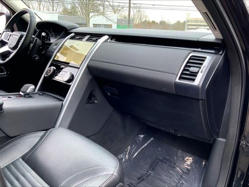 Used 2024 Land Rover Discovery S image 17