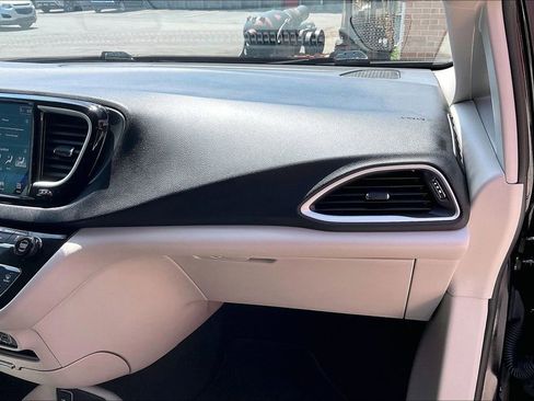 Used 2024 Chrysler Pacifica Touring-L FWD image 15