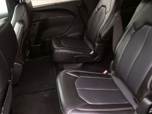 Used 2025 Chrysler Pacifica Select FWD image 13