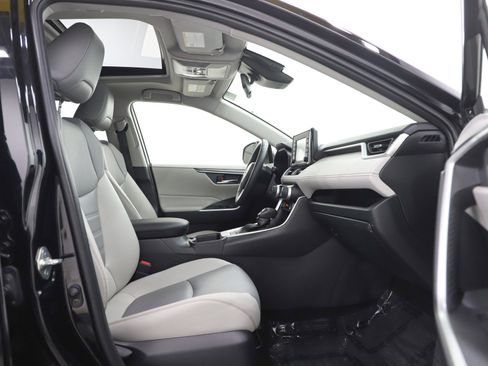 Used 2022 Toyota RAV4 XLE Premium image 11