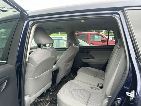Used 2023 Toyota Highlander LE FWD image 18