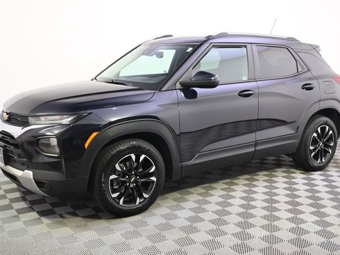 Used 2021 Chevrolet TrailBlazer LT w/ Convenience Package FWD image 2