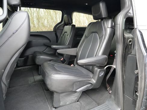 Used 2025 Chrysler Pacifica Select FWD image 28
