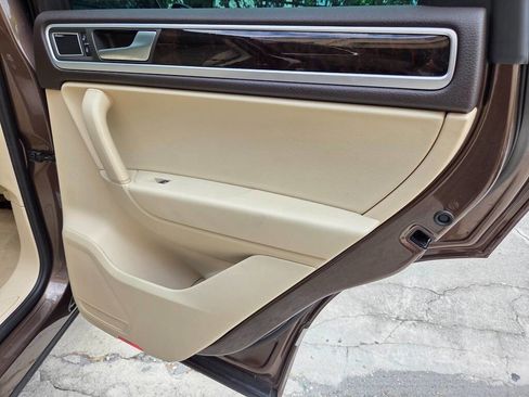 Used 2013 Volkswagen Touareg Executive AWD/4WD image 25