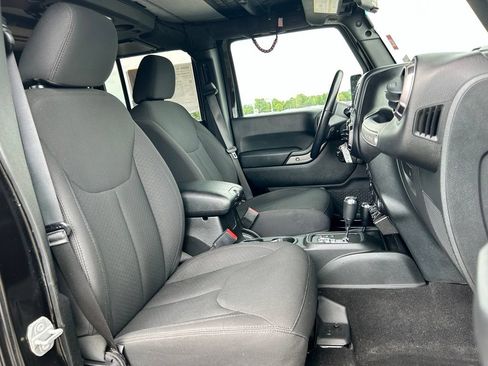 Used 2018 Jeep Wrangler Unlimited Sport w/ Connectivity Group AWD/4WD image 10