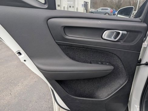 Used 2025 Volvo XC40 B5 Core image 25