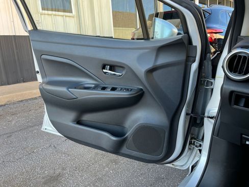 Used 2025 Nissan Versa SV image 18