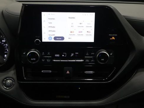 Used 2023 Toyota Highlander XSE image 32