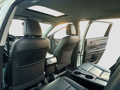 Used 2017 Toyota Highlander Limited image 6