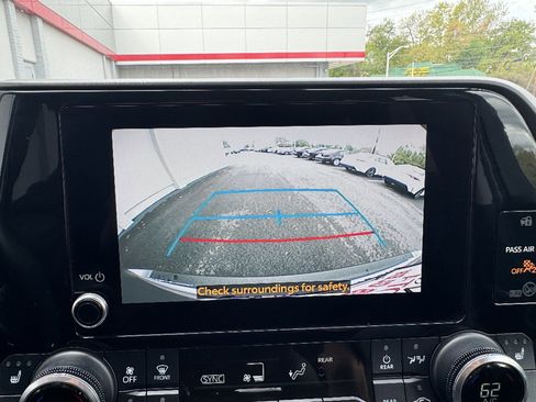 Used 2023 Toyota Highlander XLE AWD/4WD image 19