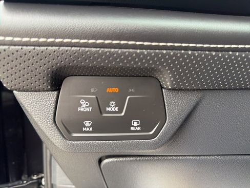 Used 2024 Volkswagen Atlas SE image 25