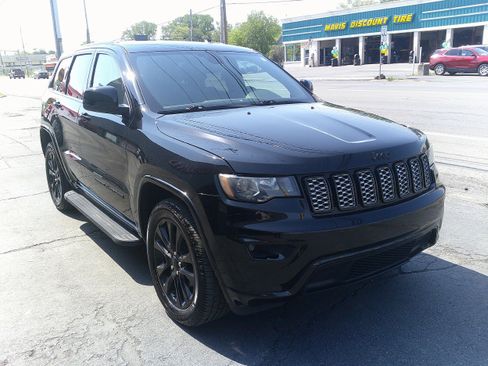 Used 2018 Jeep Grand Cherokee Altitude AWD/4WD image 10