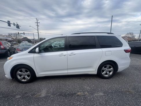 Used 2015 Toyota Sienna LE image 1