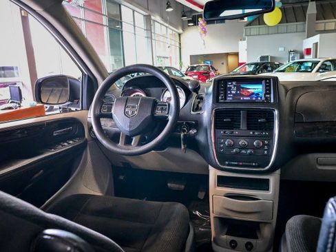Used 2019 Dodge Grand Caravan SE FWD image 24