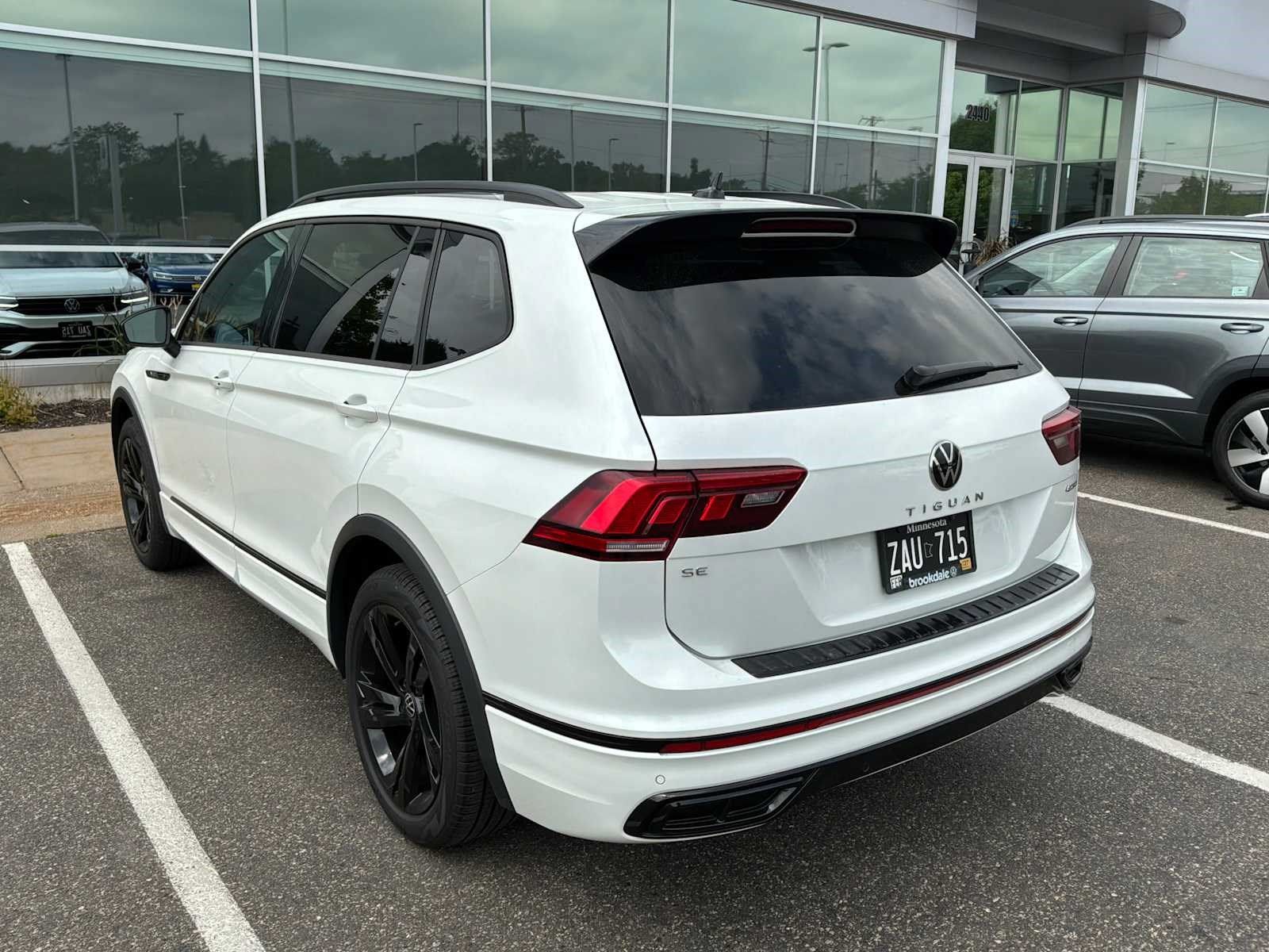 Used 2024 Volkswagen Tiguan SE R-Line AWD/4WD image 4
