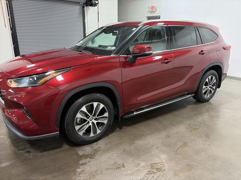 Used 2021 Toyota Highlander XLE AWD/4WD image 6