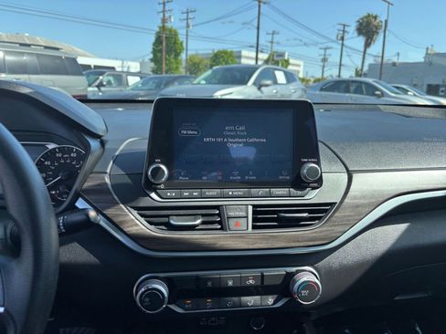 Used 2025 Nissan Altima 2.5 SV image 17