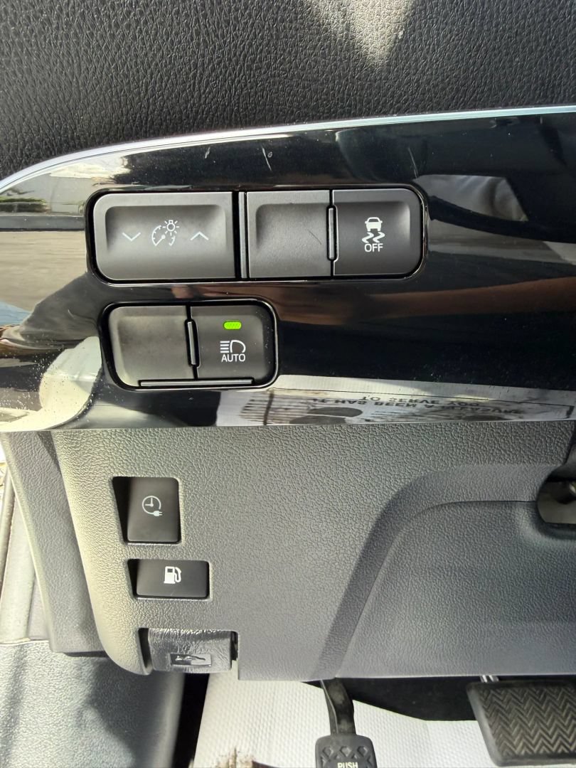 Used 2020 Toyota Prius Prime XLE FWD image 32