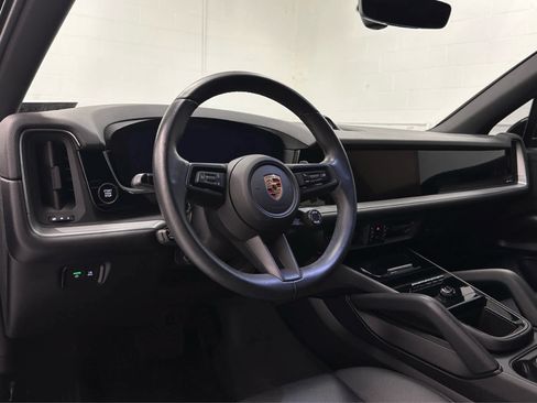 Used 2024 Porsche Cayenne AWD/4WD image 10